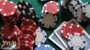 Tulad ng pari-share na pagtaya, kumikita ang mga casino sa pamamagitan lamang ng pag-aayos at pag-curate ng mga larong cash at poker tournament.
